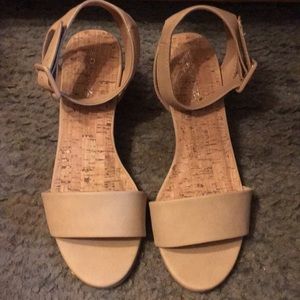 💕😍👡Womens Tan or Cream colored WEDGES in size 9.5M By SOLANZ👡💕😍